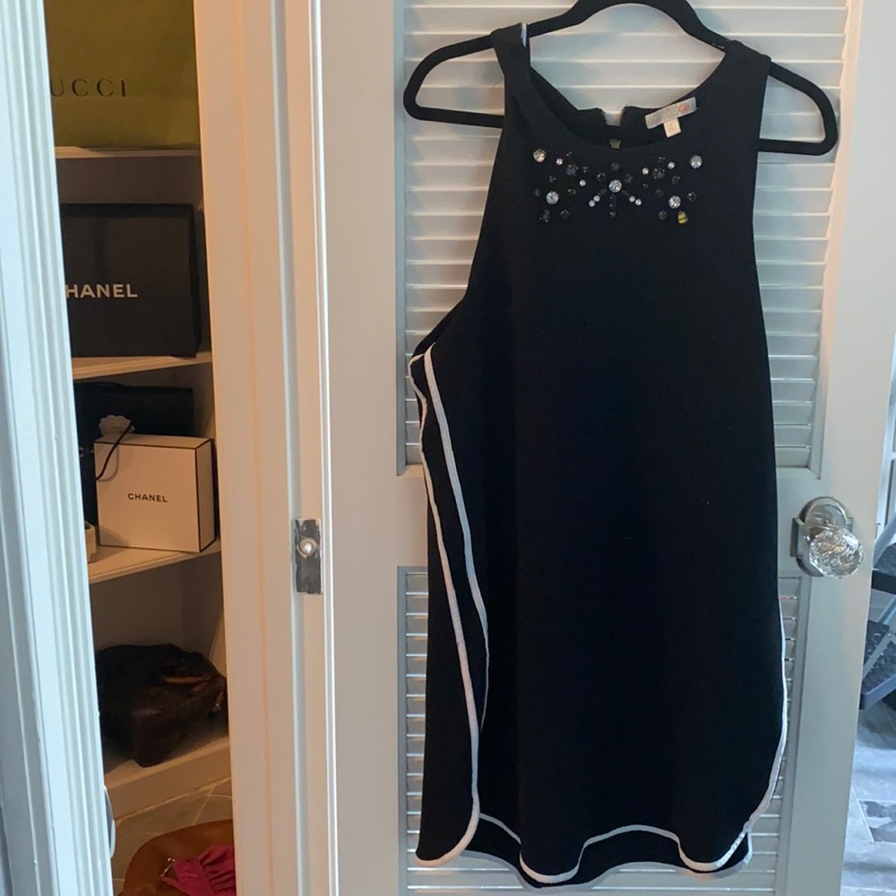 Beautiful dress missing one stone